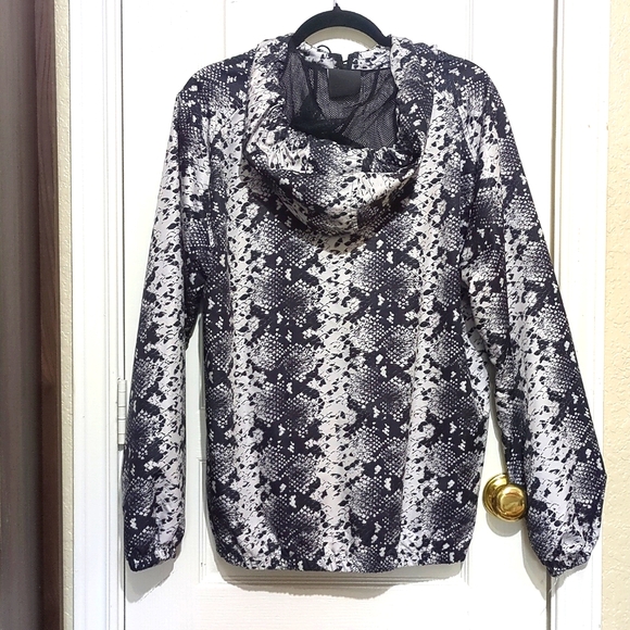 Bolongaro Trevor Hoodie and Active Shorts set in black and white snakeskin print - Picture 2 of 4